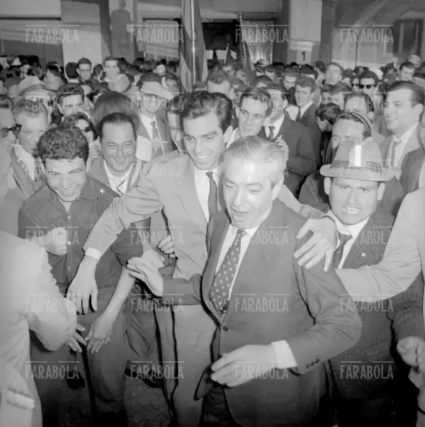 Angelo Moratti e il figlio Gianmarco festeggiati dai tifosi dopo la vittoria dello scudetto, Milano, 1963 - Farabola Immagine digitale