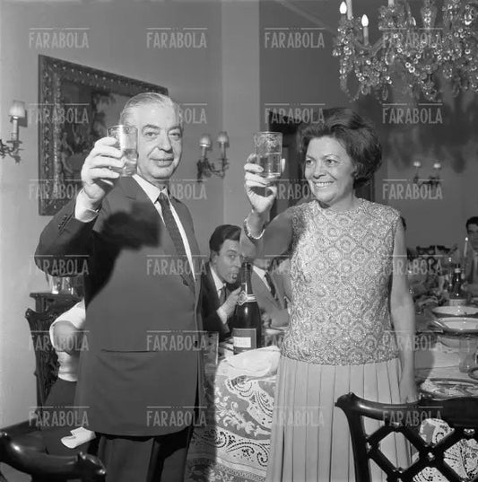 Angelo Moratti e la moglie Erminio festeggiano lo scudetto, Milano, 1966 - Farabola Immagine digitale