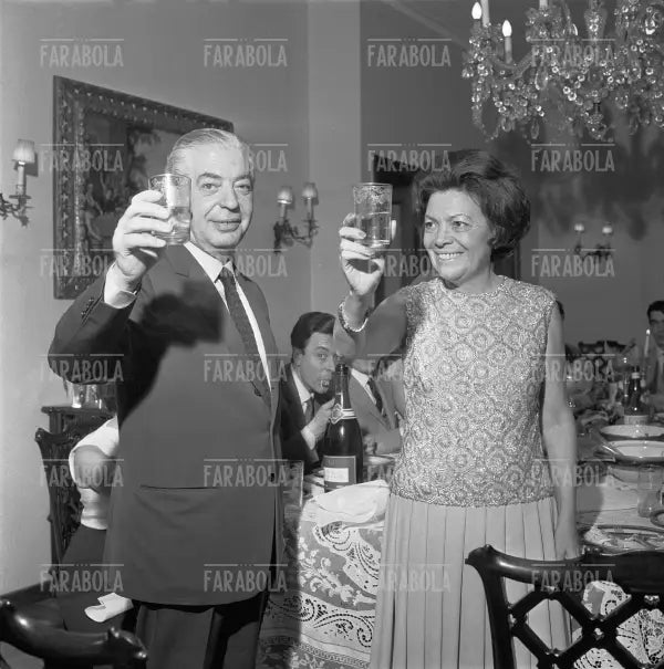 Angelo Moratti e la moglie Erminio festeggiano lo scudetto, Milano, 1966 - Farabola Immagine digitale