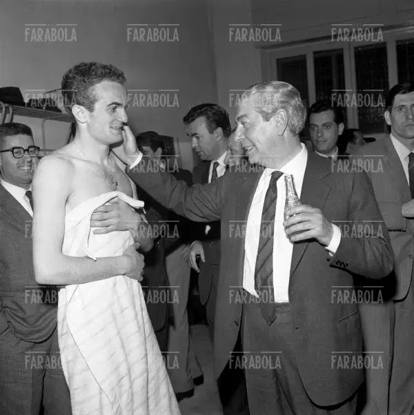 Angelo Moratti e Sandro Mazzola dopo Inter vs Borussia M., Coppa dei Campioni, 1964 - Farabola Immagine digitale