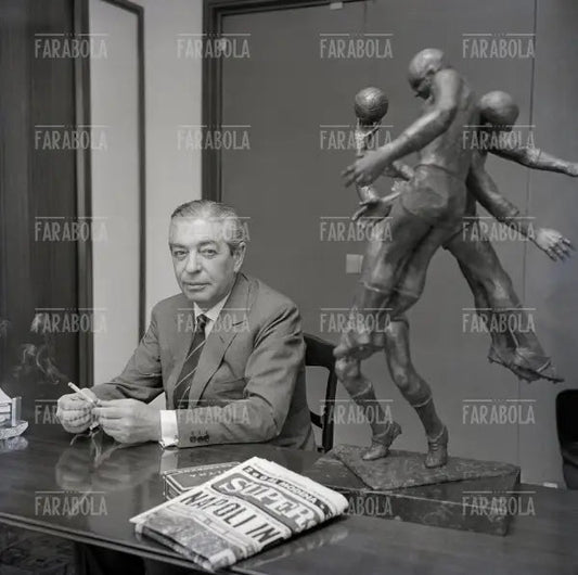 Angelo Moratti nel suo ufficio, Milano, 1963 - Farabola Immagine digitale