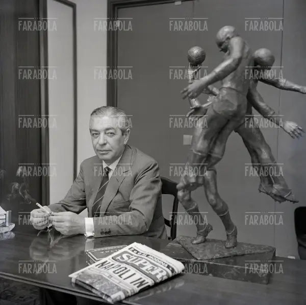 Angelo Moratti nel suo ufficio, Milano, 1963 - Farabola Immagine digitale