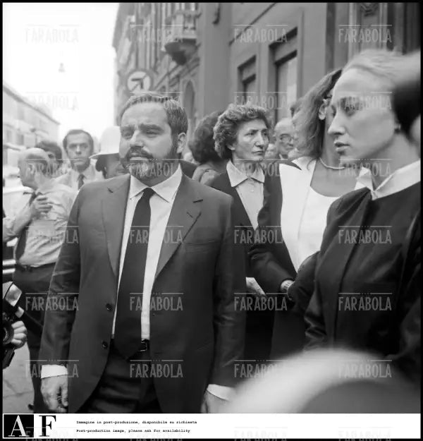 Angelo Rizzoli con Eleonora Giorgi ai funerali di Andrea Rizzoli, Milano, 1983 - Farabola Immagine digitale