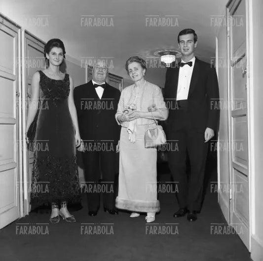 Angelo Rizzoli con la moglie e il nipote Nicola Carraro, 1963 - Farabola Immagine digitale