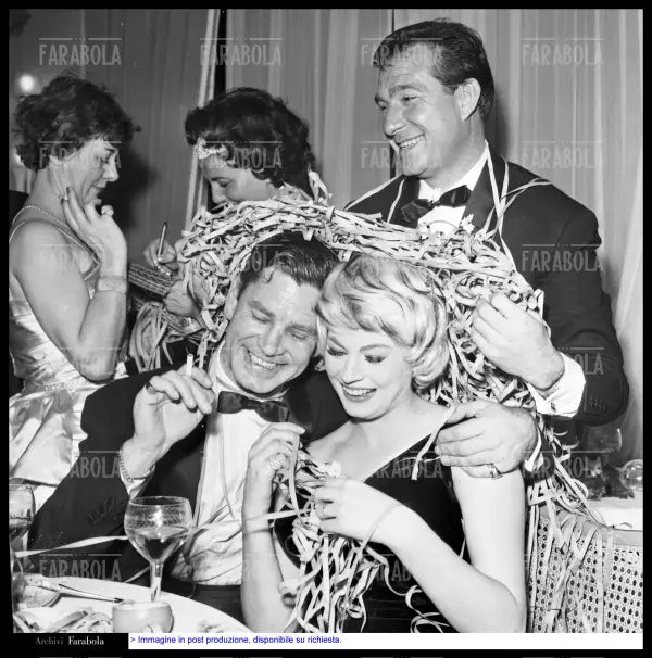 Anita Ekberg, Anthony Steel, Caprice Chantal e Ugo Tognazzi, 1959 - Farabola Immagine digitale