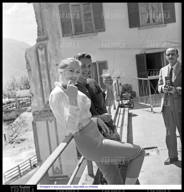 Anita Ekberg con il marito Anthony Steel, 1956 - Farabola Immagine digitale