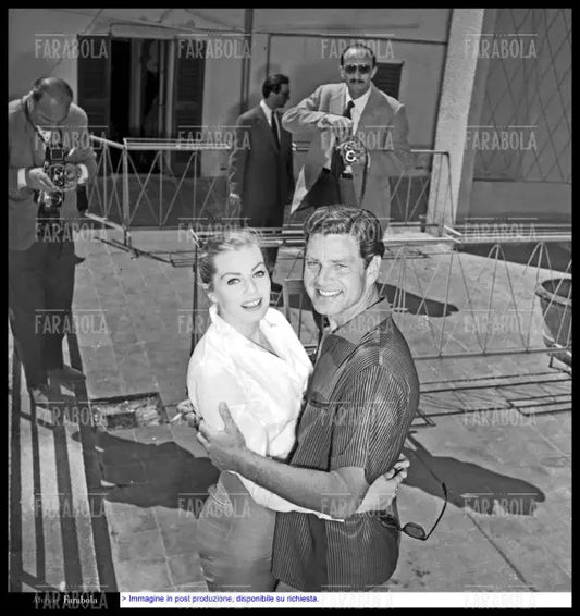 Anita Ekberg con il marito Anthony Steel, 1956 - Farabola Immagine digitale