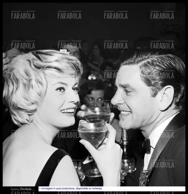 Anita Ekberg con il marito Anthony Steel, 1959 - Farabola Immagine digitale
