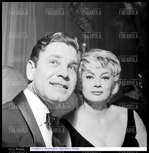 Anita Ekberg con il marito Anthony Steel, 1959 - Farabola Immagine digitale