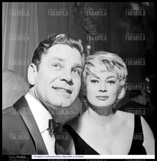 Anita Ekberg con il marito Anthony Steel, 1959 - Farabola Immagine digitale