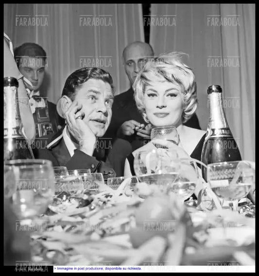 Anita Ekberg con il marito Anthony Steel, 1959 - Farabola Immagine digitale