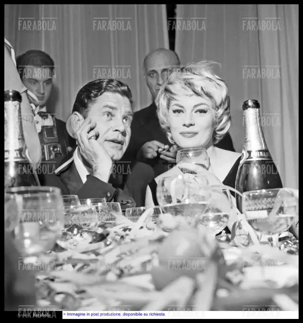 Anita Ekberg con il marito Anthony Steel, 1959 - Farabola Immagine digitale