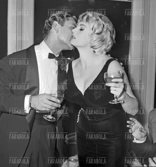 Anita Ekberg con il marito Anthony Steel, 1959 - Farabola Immagine digitale