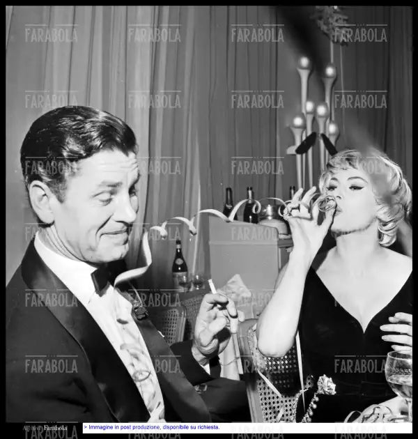 Anita Ekberg con il marito Anthony Steel, 1959 - Farabola Immagine digitale