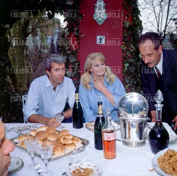 Anita Ekberg con il marito Rik Van Nutter, Roma, 1963 - Farabola Immagine digitale