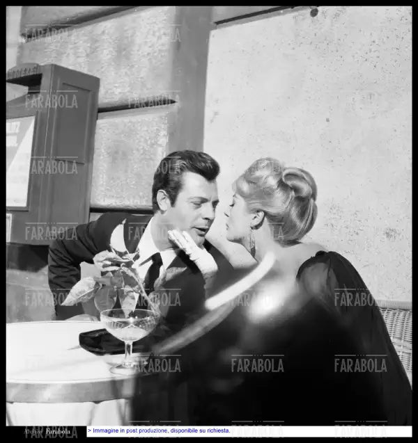 Anita Ekberg e Marcello Mastroianni, Milano, 1960 - Farabola Immagine digitale