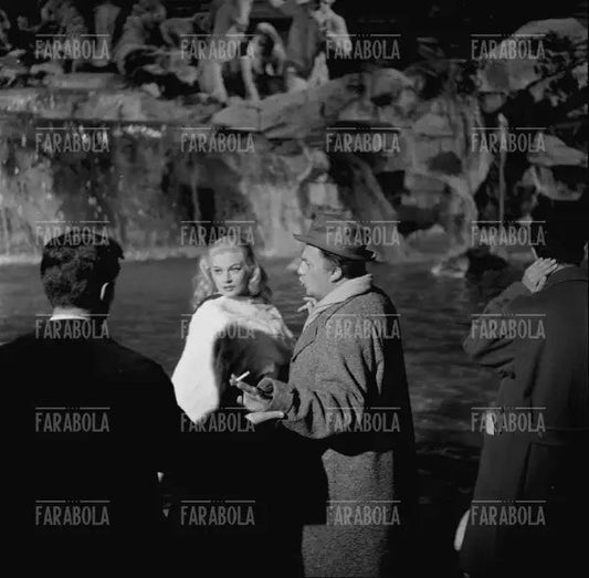 Anita Ekberg, Marcello Mastroianni e Federico Fellini sul set de La Dolce Vita, 1959 - Farabola Immagine digitale