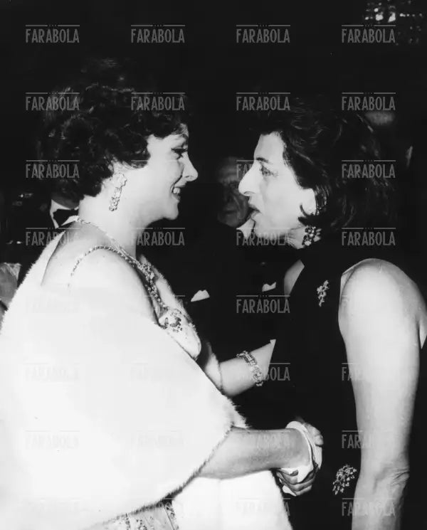Anna Magnani e Gina Lollobrigida al Teatro dell'Opera, Roma, 1958 - Farabola Immagine digitale