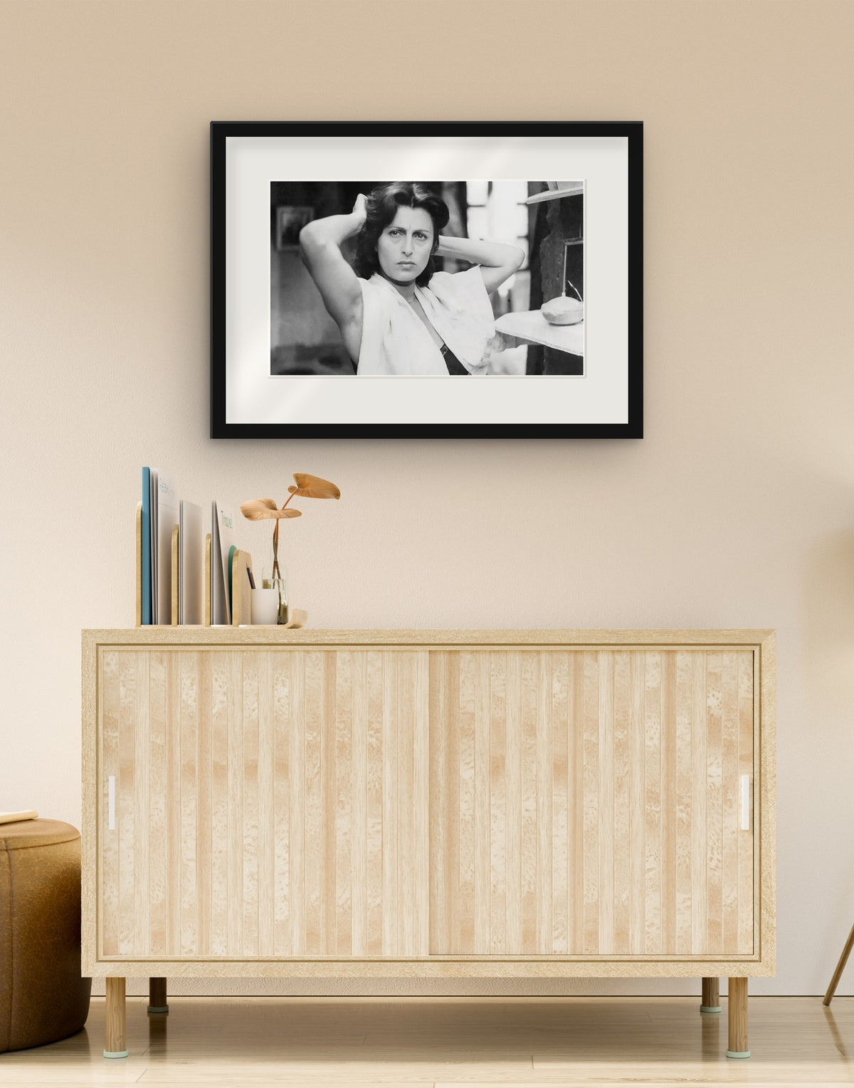 Fine-Art-Druck von „Anna Magnani, Vulcano, 1949“ mit schwarzem Rahmen und Passepartout, im Wohnzimmer über einer Anrichte aufgehängt
