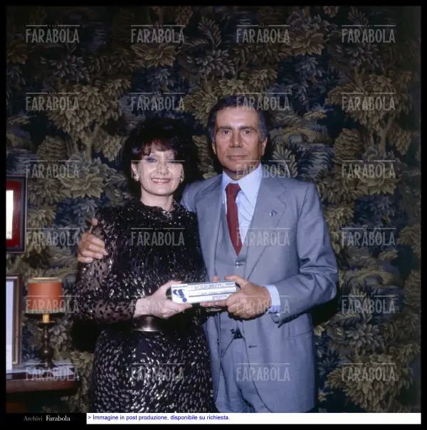 Anna Tortora con il fratelo Enzo Tortora, premio Impegno Professionale, 1982 - Farabola Immagine digitale