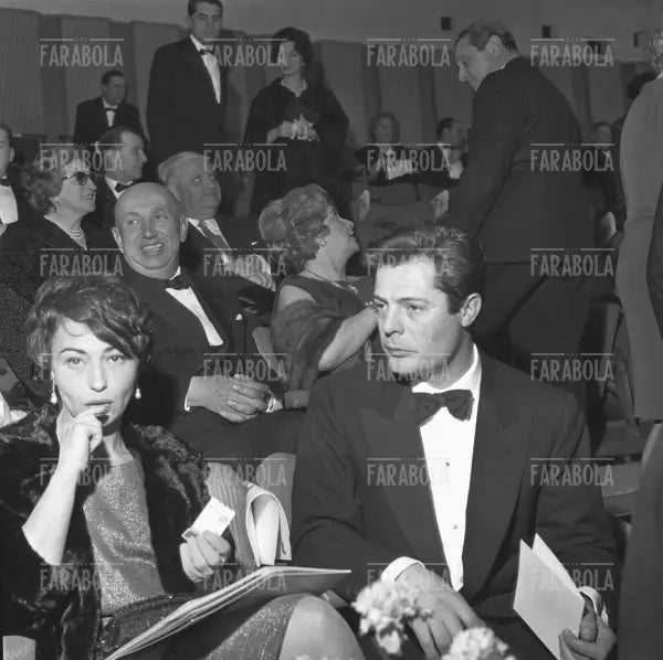 Anouk Aimée e Marcello Mastroianni, Milano, 1960 - Farabola Immagine digitale