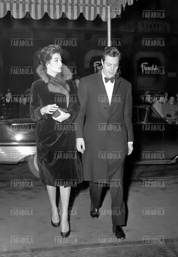 Anouk Aimée e Marcello Mastroianni, Milano, 1960 - Farabola Immagine digitale