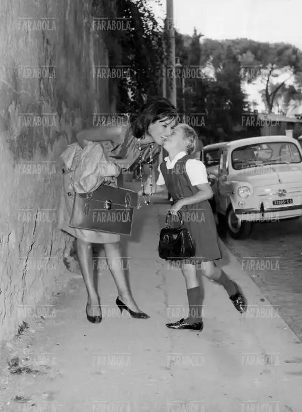 Antonella Lualdi accompagna la figlia a scuola, Roma, 1963 - Farabola Immagine digitale