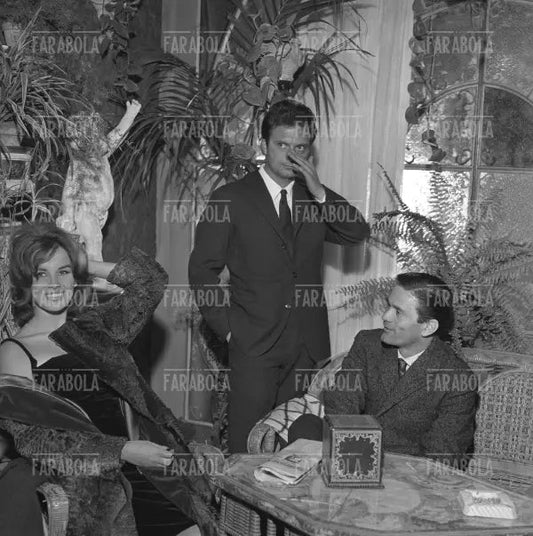 Antonella Lualdi, Franco Interlenghi e Pier Paolo Pasolini, 1959 - Farabola Immagine digitale