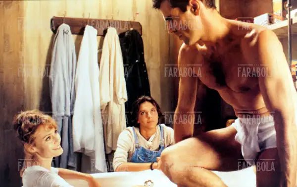 Antonella Ponziani, Rosalinda Celentano e Pino Quartullo nel film Le donne non vogliono più, 1983 - Farabola Immagine digitale