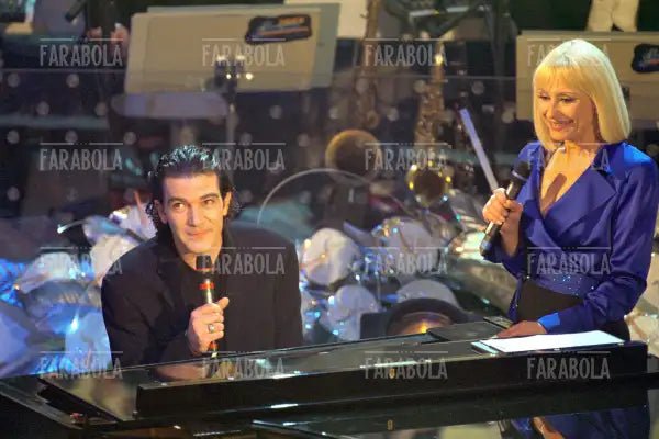 Antonio Banderas e Raffaella Carrà, Festival di Sanremo, 2001 - Farabola Immagine digitale