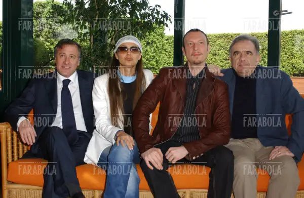 Antonio Marano, Rosita Celentano, Amadeus e Gene Gnocchi alla presentazione di Music Farm, 2004 - Farabola Immagine digitale