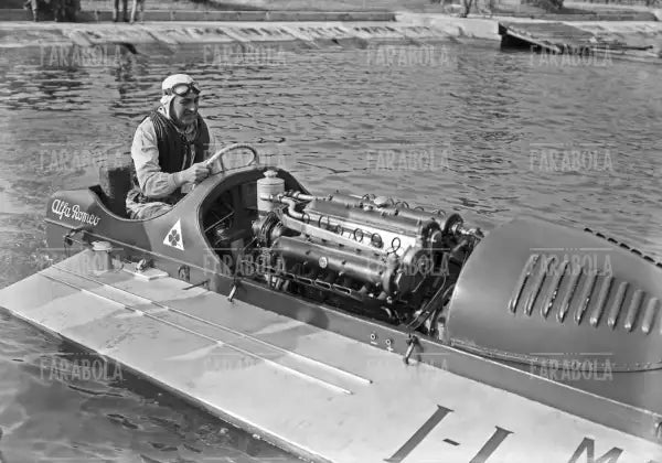 Antonio Passarin si allena all'idroscalo, Milano, 1948 - Farabola Immagine digitale