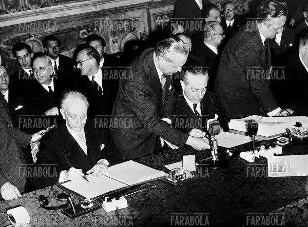 Antonio Segni e Gaetano Martino firmano il trattato della Comunità Europea, 1957 - Farabola Immagine digitale