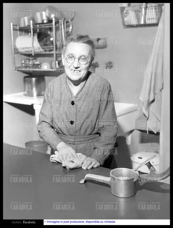 Anziana in cucina, Milano, 1958 - Farabola Immagine digitale