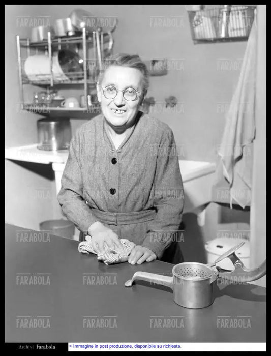 Anziana in cucina, Milano, 1958 - Farabola Immagine digitale