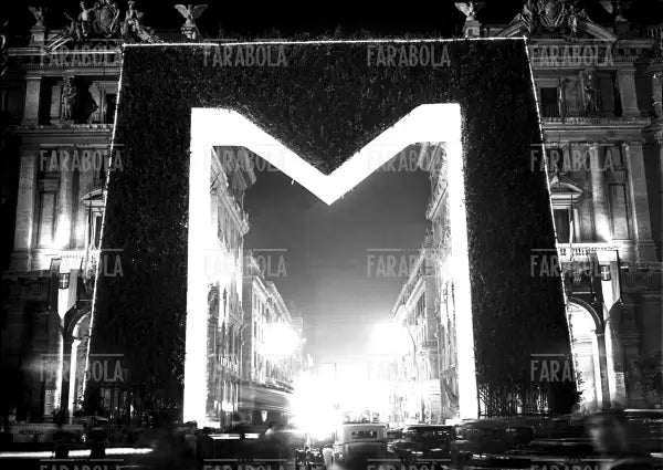 Arco trionfale in onore di Mussolini in piazza dell'Esedra, Roma, 1937 - Farabola Immagine digitale