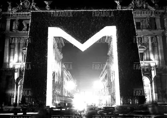 Arco trionfale in onore di Mussolini in piazza dell'Esedra, Roma, 1937 - Farabola Immagine digitale