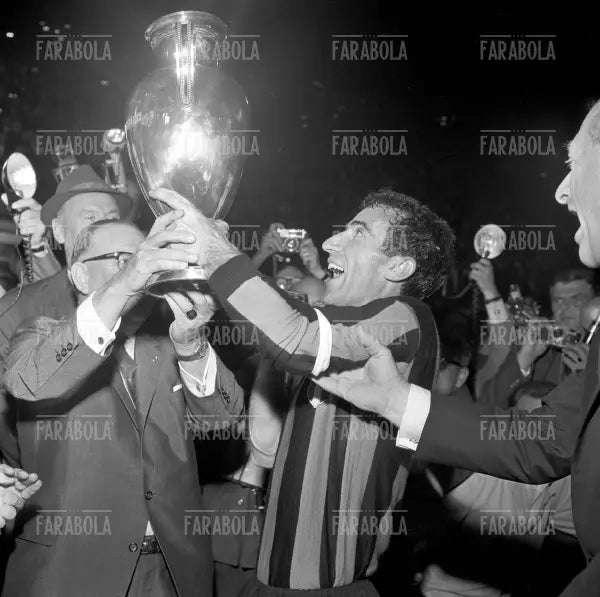 Armando Picchi con la Coppa dei Campioni, 1964 - Farabola Immagine digitale