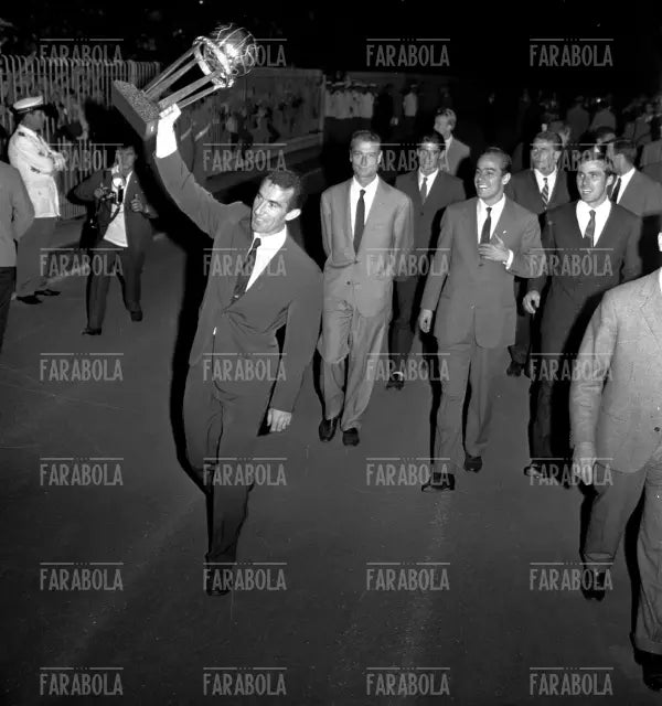 Armando Picchi con la Coppa Intercontinentale, Milano, 1964 - Farabola Immagine digitale