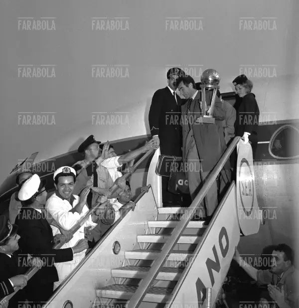 Armando Picchi con la Coppa Internazionale per Club vinta dall'Inter a Linate, Milano, 1965 - Farabola Immagine digitale