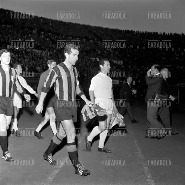 Armando Picchi e Francisco Gento, Real Madrid vs Inter, Coppa dei Campioni, 1964 - Farabola Immagine digitale