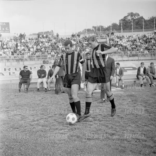 Armando Picchi e Tarcisio Burgnich, Varese vs Inter, 1965 - Farabola Immagine digitale