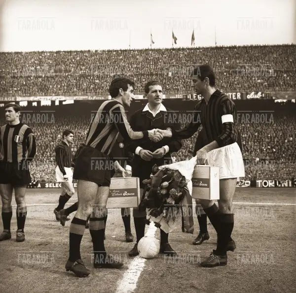 Armando Picchi, l'arbitro Rosario Lo Bello e Cesare Maldini, Milan vs Inter, 1964 - Farabola Immagine digitale