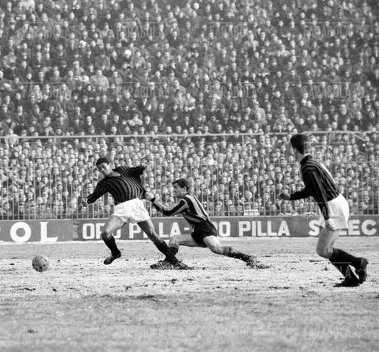 Armando Picchi trattiene Amarildo, Inter vs Milan, 1964 - Farabola Immagine digitale