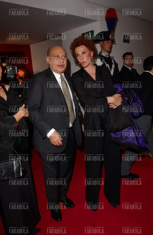 Arnaldo Pomodoro e Ornella Vanoni alla prima della Scala, Milano, 2003 - Farabola Immagine digitale
