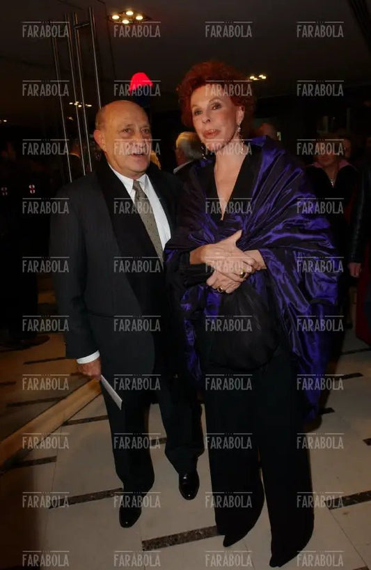 Arnaldo Pomodoro e Ornella Vanoni alla prima della Scala, Milano, 2003 - Farabola Immagine digitale