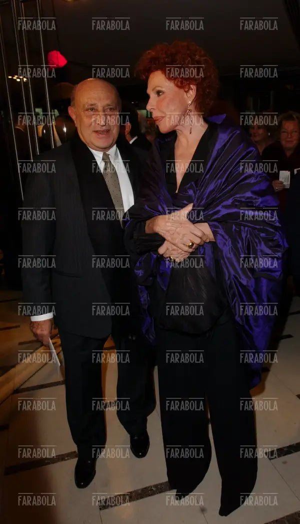 Arnaldo Pomodoro e Ornella Vanoni alla prima della Scala, Milano, 2003 - Farabola Immagine digitale
