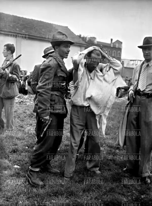 Arresto del fascista Barzaghi, 1945 - Farabola Immagine digitale