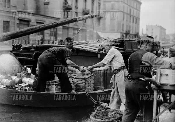 Arrivo e scarico dei barconi in Alzaia Naviglio Grande, Milano, 1947 - Farabola Immagine digitale
