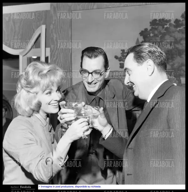 Assia Noris, Carlo Lizzani e Tony Habib sul set del film La Celestina P...R..., 1964 - Farabola Immagine digitale